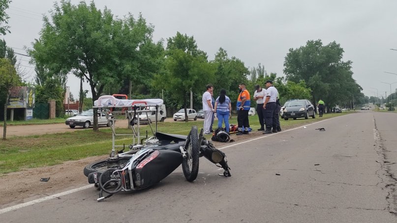 Santa Rosa: Un motociclista impactó contra un auto y tuvo que ser hospitalizado