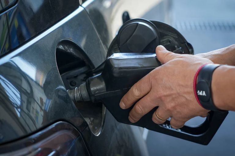 Los combustibles suben otro 37% tras la devaluación anunciada por el ministro Caputo