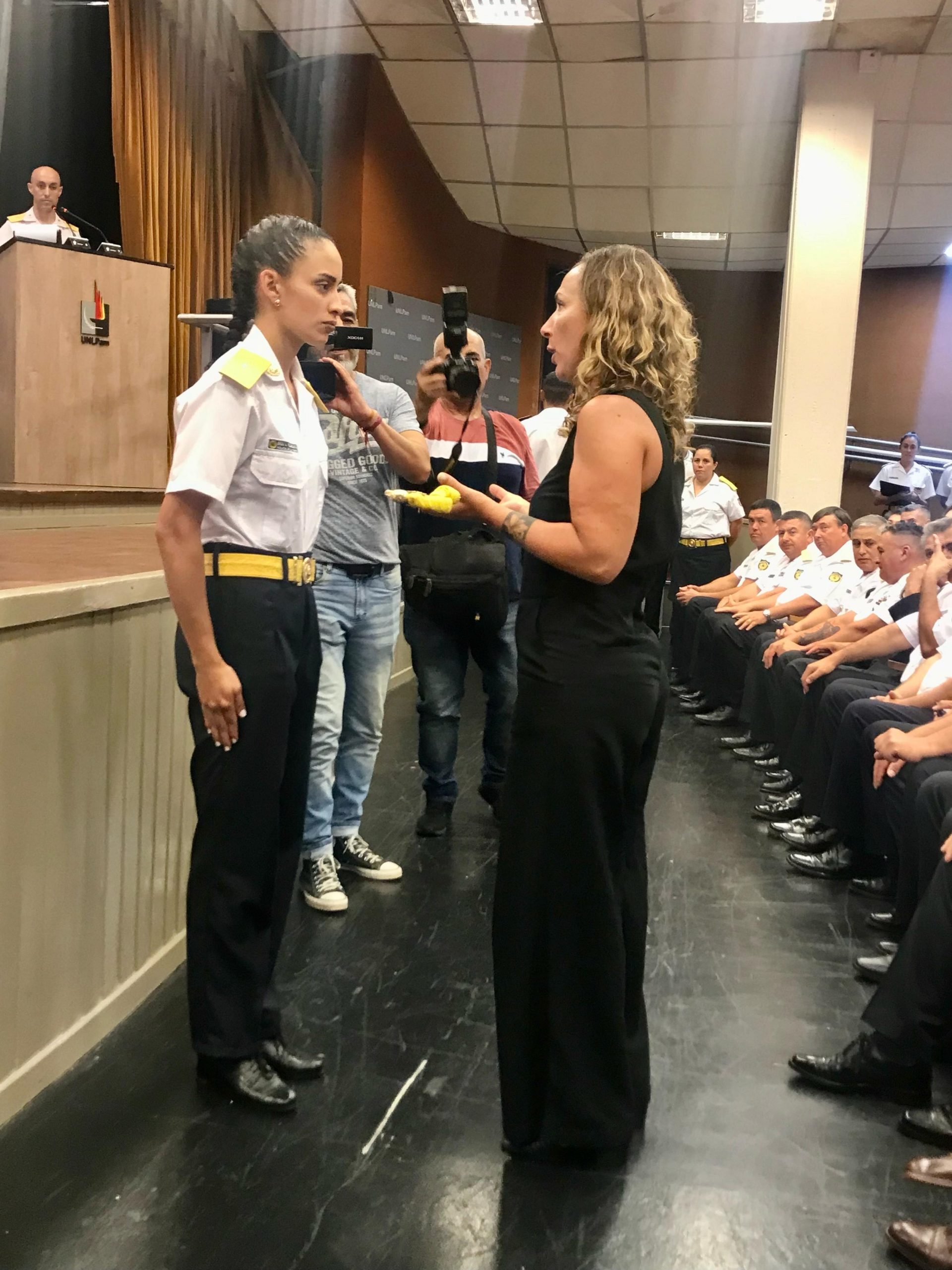 Verónica Campo reconoció al policía egresado con el mejor promedio en materias jurídicas