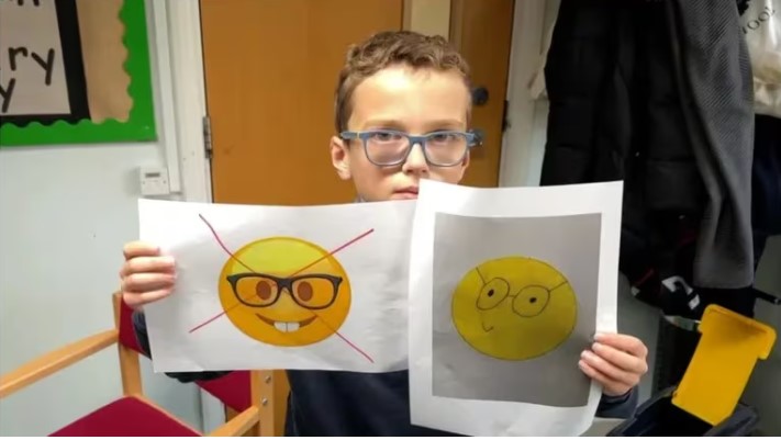 Un niño de 10 años inició una petición con el fin de cambiar un emoji por considerarlo “ofensivo” para quienes usan lentes