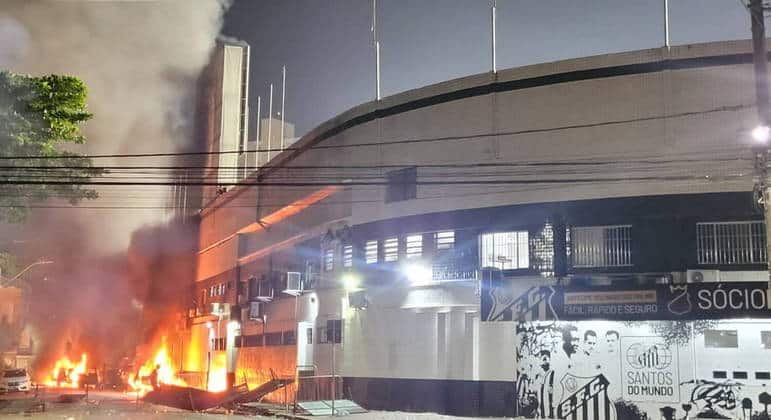 Fútbol: Arde San Pablo tras el descenso del Santos, incendios y destrozos en las calles