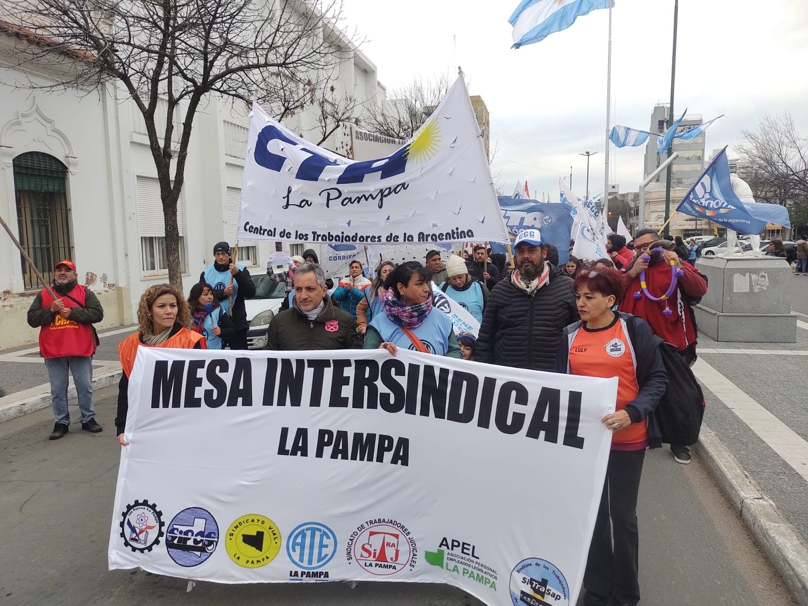 La Mesa Intersindical convocó a una movilización contra el DNU de Milei