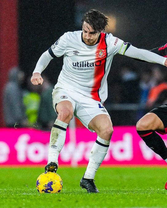 Fútbol: Un jugador de la Premier League sufrió un paro cardíaco en el campo de juego y el partido tuvo que ser suspendido