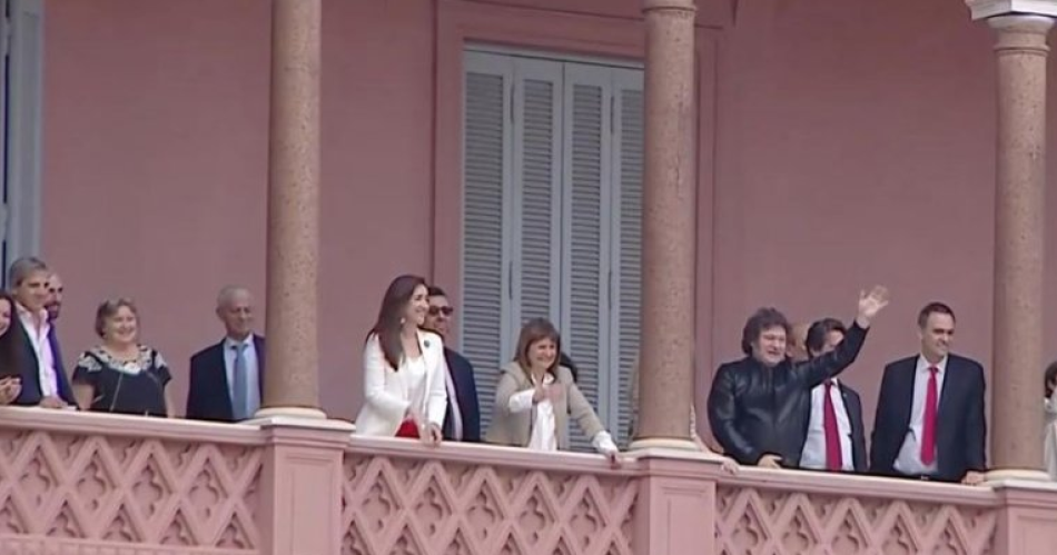 Javier Milei llevó a su gabinete al balcón de la Rosada para saludar a la gente