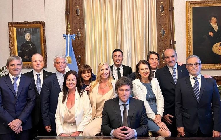 Milei encabezó la primera reunión junto a sus ministros