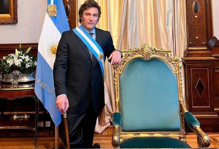 “Nunca la noche le ganó al día”, señaló Milei en sus primeras declaraciones como presidente