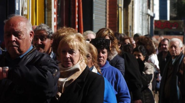 El Gobierno evalúa el pago de un bono de $55.000 para jubilados y pensionados