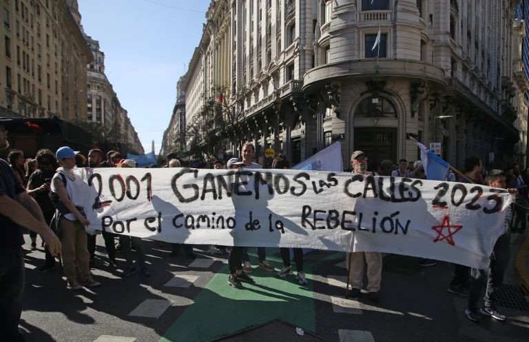 Tensión, insultos contra Milei y Patricia Bullrich y dos detenidos fue lo que dejó la marcha piquetera