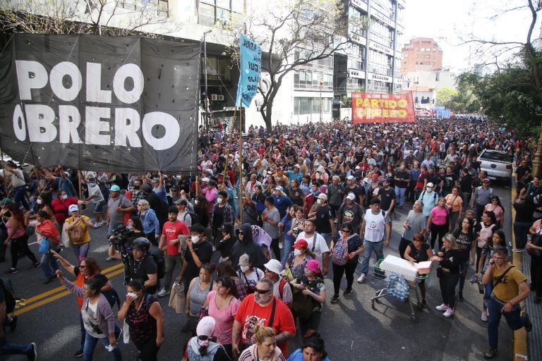 Las organizaciones sociales marcharon sin cortar la 9 de Julio, en el estreno del Protocolo Antipiquetes