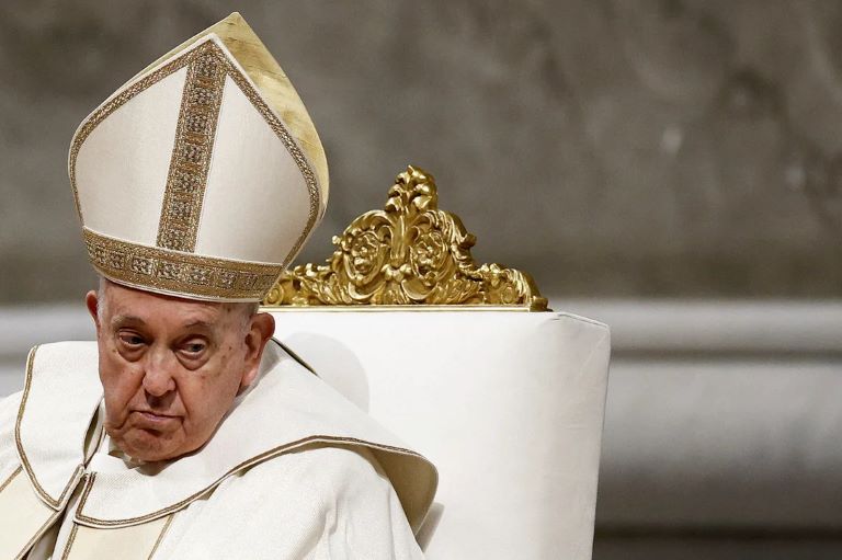 El Papa simplificará las exequias papales y podrá ser enterrado fuera del Vaticano