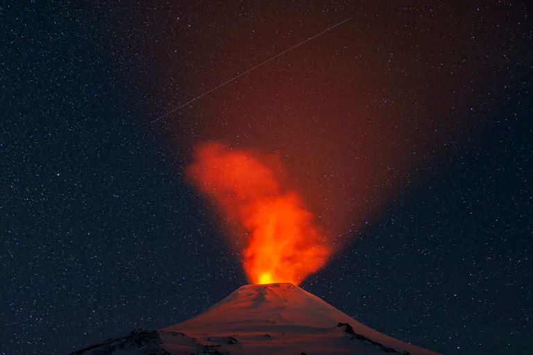 Chile: Alerta naranja por fuego y sismos en el volcán patagónico Villarrica