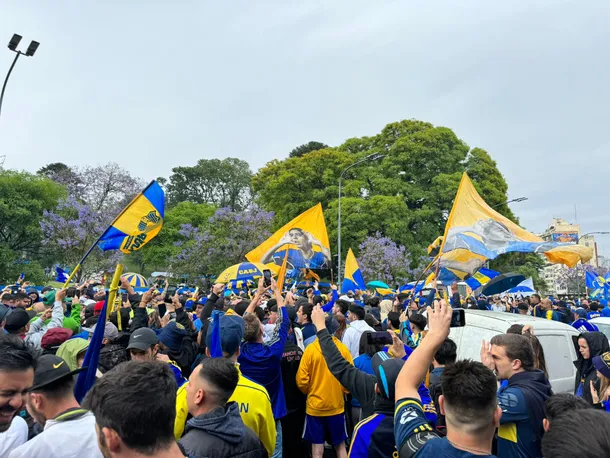 Hinchas de Boca realizan un banderazo en apoyo a Juan Román Riquelme