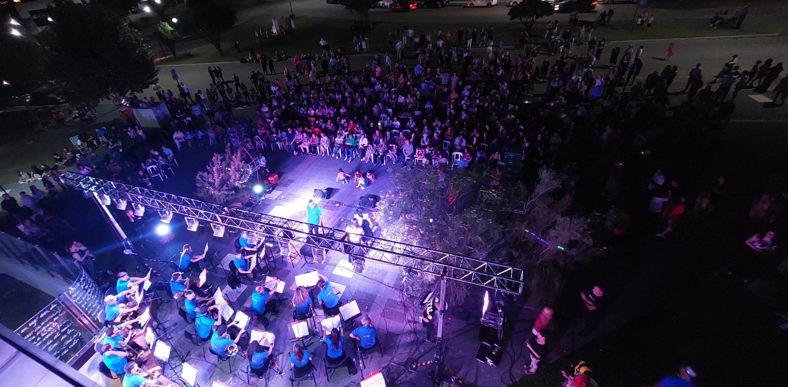 Baile con ritmo y color para despedir el año