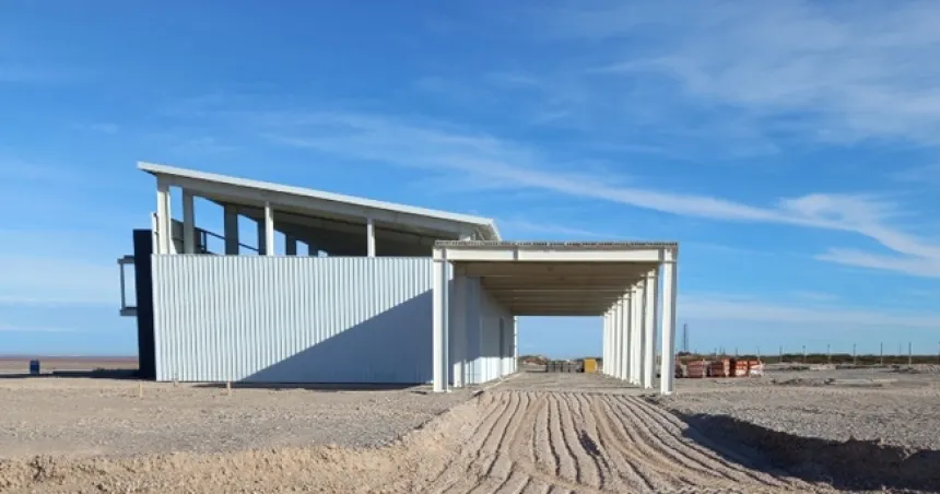 Casa de Piedra: Un operario se cayó del techo y se encuentra en terapia intensiva