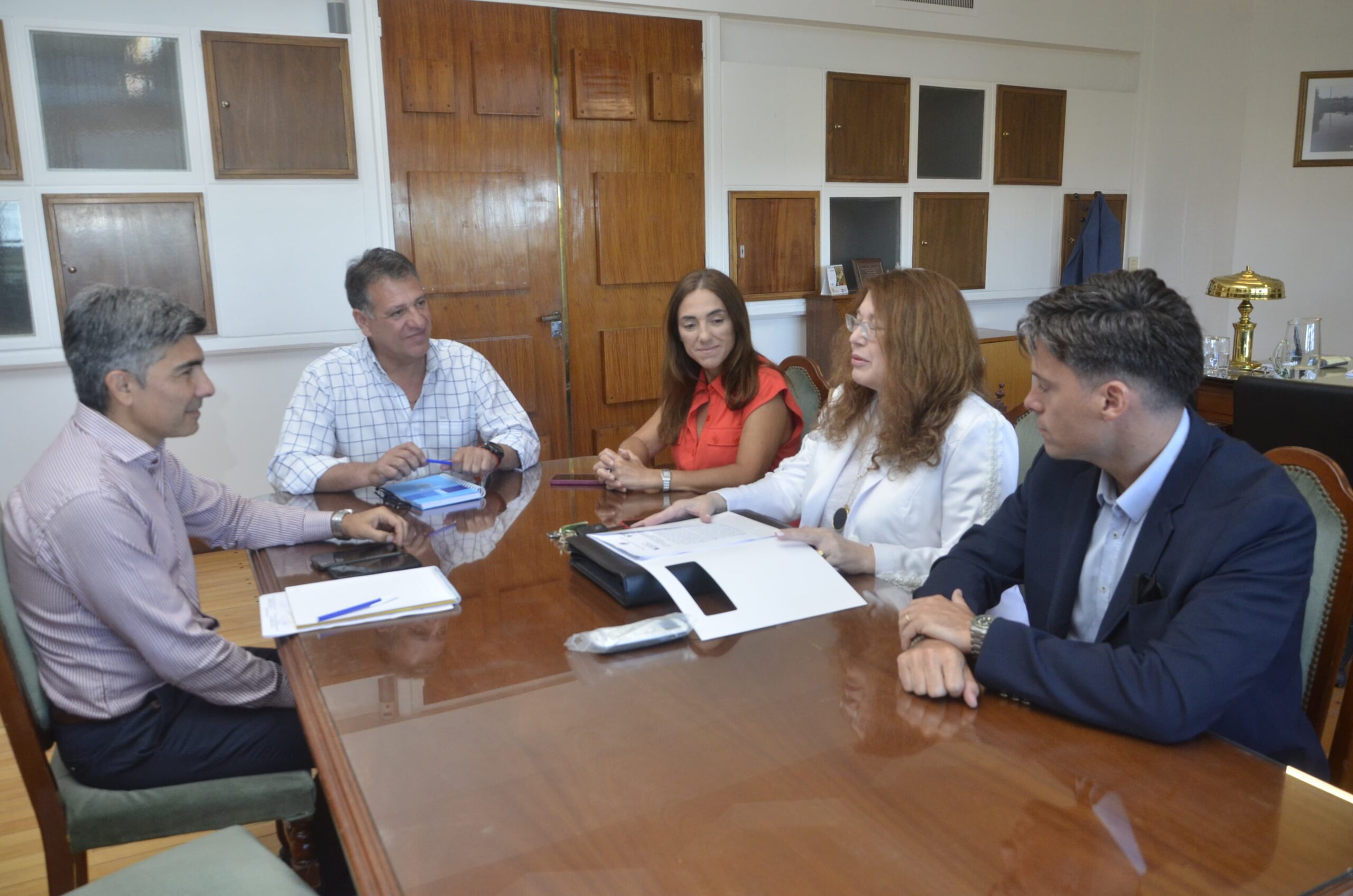 Gobierno recibió al Colegio de Escribanos