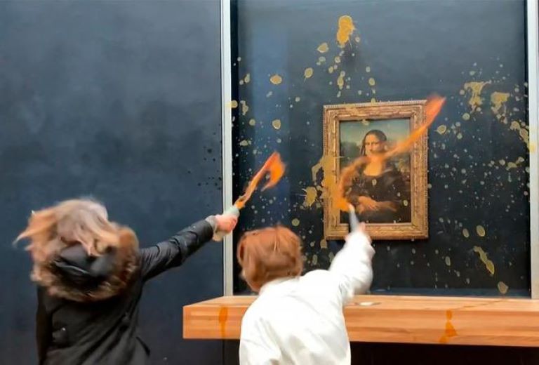 Francia: Activistas climáticos le tiraron sopa a la Mona Lisa en el Museo del Louvre