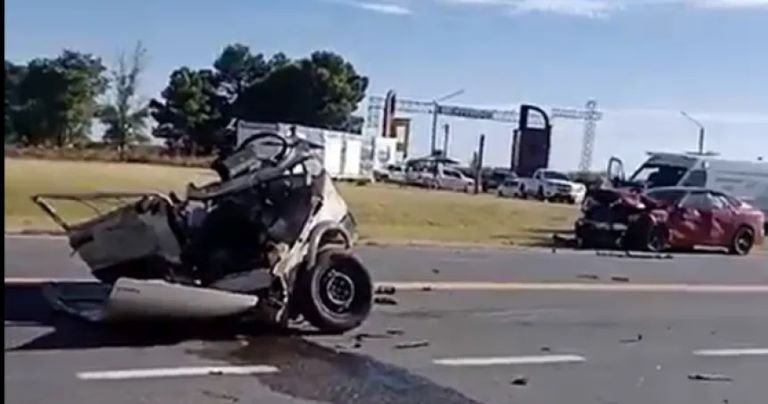 Tres personas en grave estado luego de un impactante choque en el acceso a Uriburu