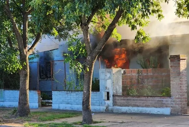 General Pico: Incendio destruyó por completo una vivienda en el barrio Ranqueles