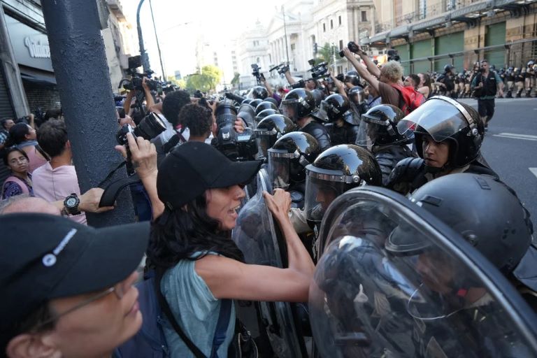 Incidentes y gas pimienta frente al Congreso; organizaciones sociales cortaron el tránsito y Gendarmería activó el protocolo