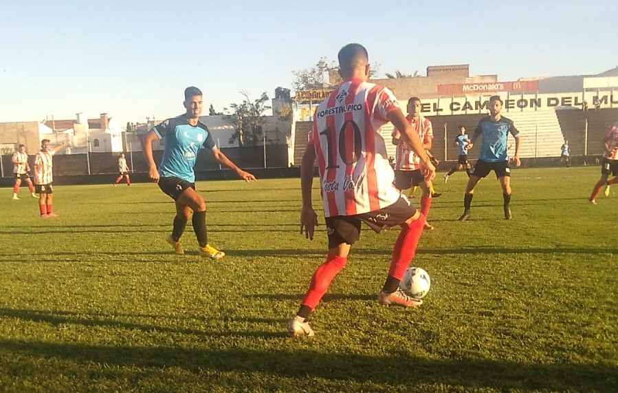 Fútbol: Costa Brava jugó un partidazo en Bahía y sacó una buena ventaja en la ida de semifinales del Regional