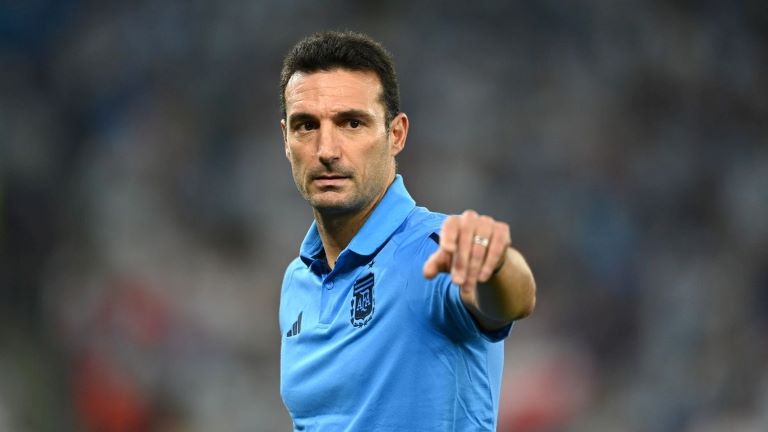 Fútbol: Scaloni confirmó que seguirá al frente de la Selección y dijo que “solo era pensar cómo continuaba”