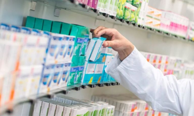 Farmacéuticos y Bioquímicos se quejan por la marcha atrás en prescripción de genéricos