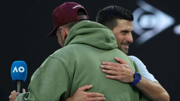 Tenis: Djokovic está imparable, avanzó a las semifinales del Australian Open y Kyrgios le hizo una entrevista