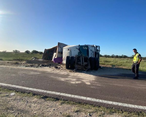 Un camión mordió la banquina y volcó en la Ruta Nacional 143, sin lesionados