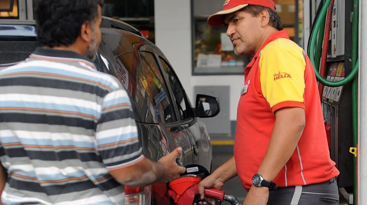 Naftas y salarios: Aseguran que con la última suba, Argentina recuperó un índice histórico