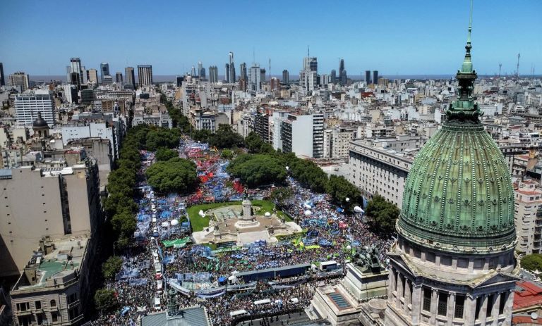 El Gobierno le bajó el precio al paro y tildó de “irracional” a la CGT