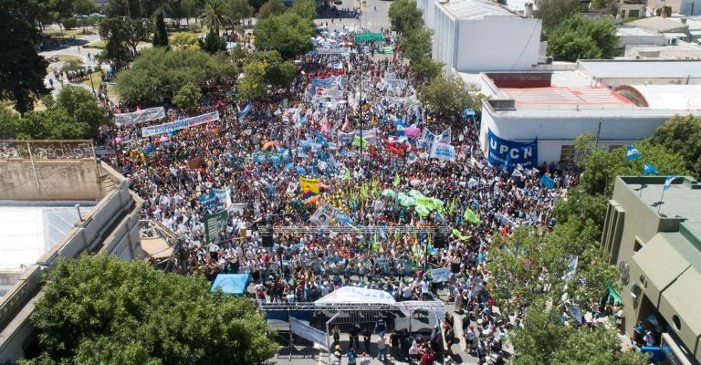 Paro nacional con impactante movilización de trabajadores por las calles de Santa Rosa