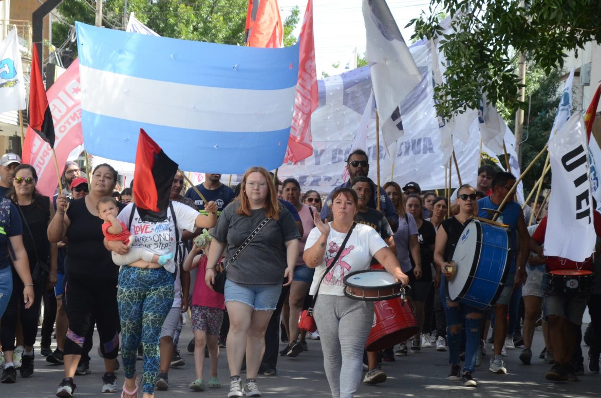 Santa Rosa: Movilizaciones sociales organizaron un desayuno popular contra las políticas de Milei