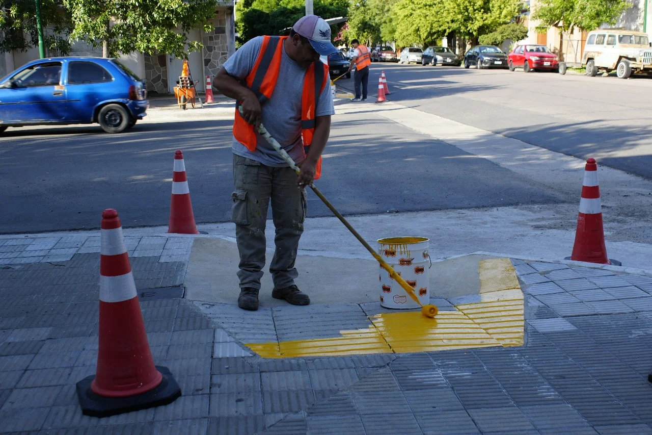 General Pico: Continúan las tareas de pintado en el centro de la ciudad