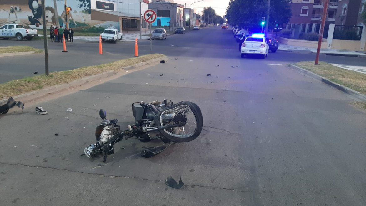 Santa Rosa: Motociclista alcoholizada cruzó en rojo y chocó contra un auto