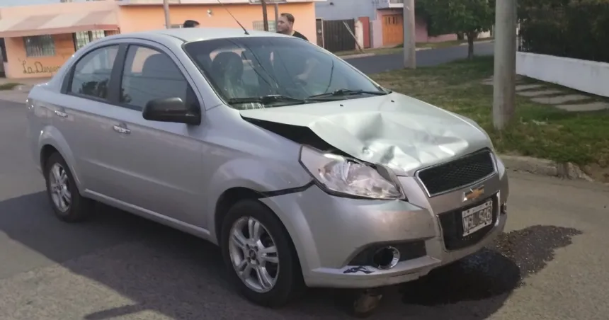 Un motociclista y su hijo resultaron hospitalizados luego de impactar contra un auto