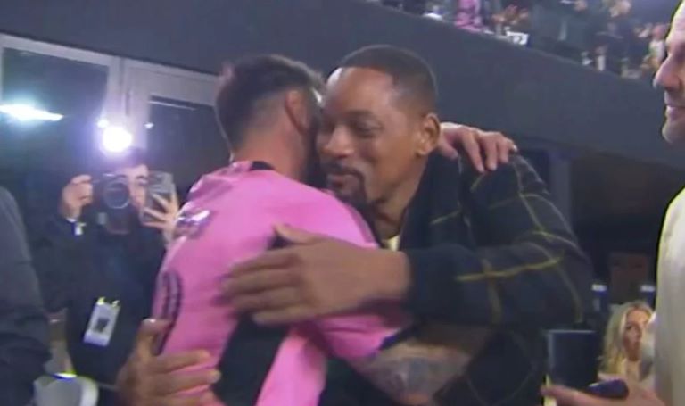 Fútbol: Cálido saludo entre Messi y Will Smith en el debut del Inter Miami en la MLS