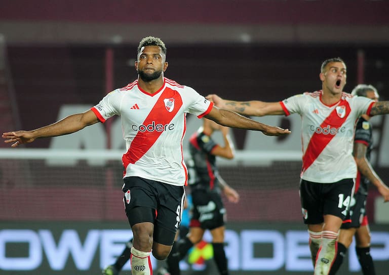 Fútbol: River recibe a Vélez en el Monumental