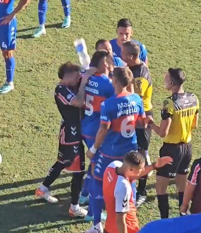 Fútbol: Suspendieron el partido entre Tigre y Chacarita por la agresión de un hincha a un jugador