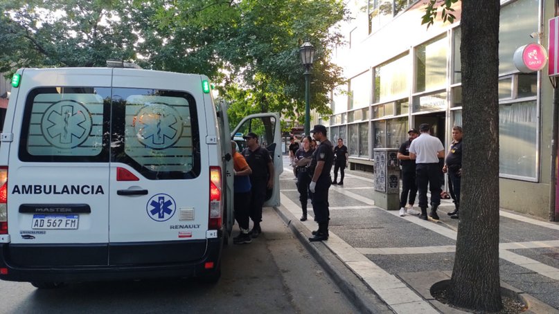 Dos lavacoches se pelearon en el centro de Santa Rosa y uno de ellos terminó apuñalado