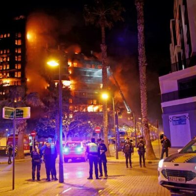 España: Terror en Valencia por incendio generalizado en dos edificios de 14 pisos con al menos cuatro muertos y 14 heridos