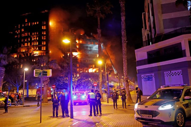 España: Terror en Valencia por incendio generalizado en dos edificios de 14 pisos con al menos cuatro muertos y 14 heridos