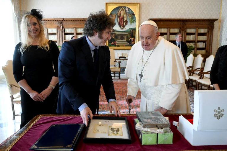 En detalle, los regalos que intercambiaron Milei y el papa Francisco durante la audiencia privada en el Vaticano