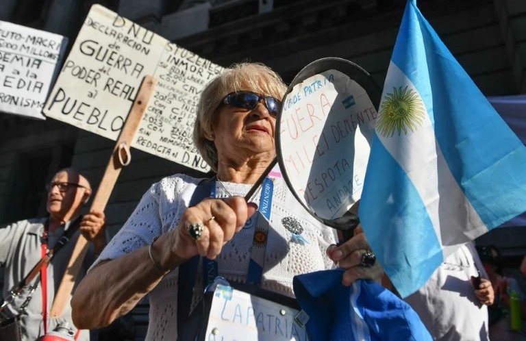 Jubilados y clase media, los grandes perdedores en el arranque del Gobierno de Milei