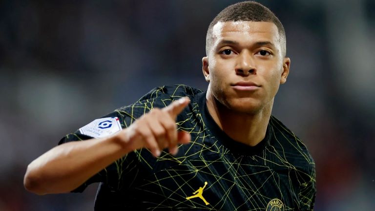 Fútbol: En España aseguran que Mbappé ya firmó con el Real Madrid