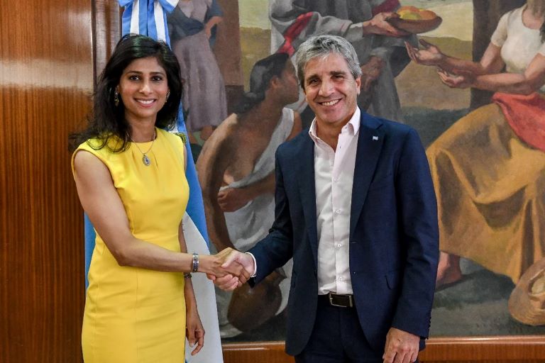 Finalizó el encuentro de Caputo con la número dos del FMI, Gita Gopinath