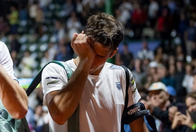 Tenis: El llanto desconsolado de Tomás Etcheverry tras abandonar por lesión el Argentina Open