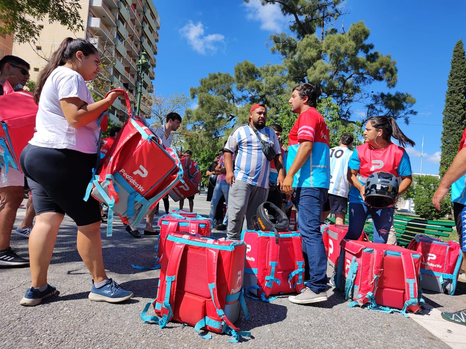 Protesta de trabajadores de “Pedidos Ya” por las multas impuestas a la app por el gobierno provincial