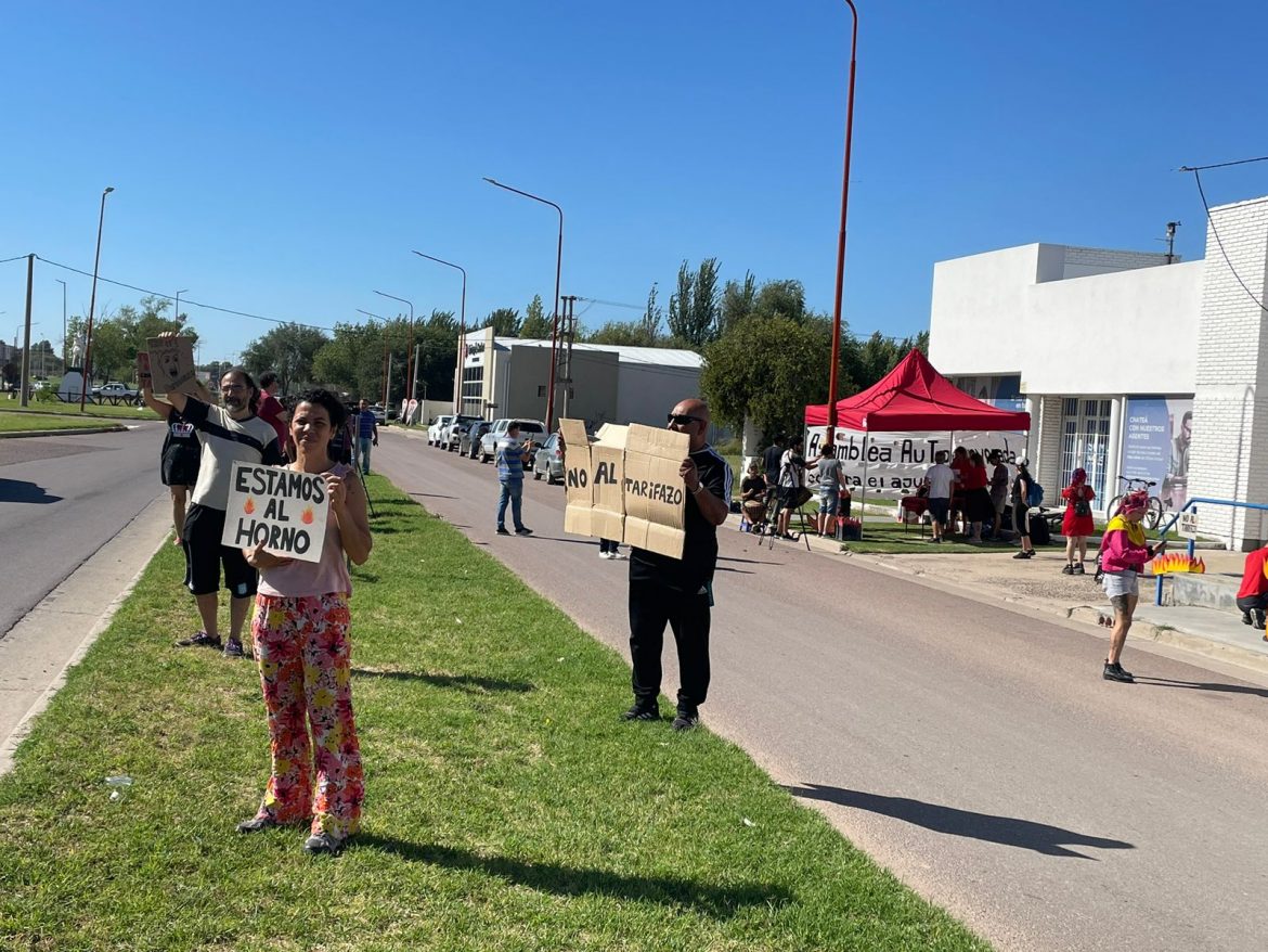 Autoconvocados reclamaron frente a Camuzzi por el ajuste