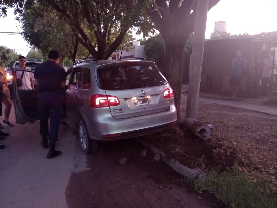 Santa Rosa: Una mujer chocó dos postes de luz y se negó al control de alcoholemia