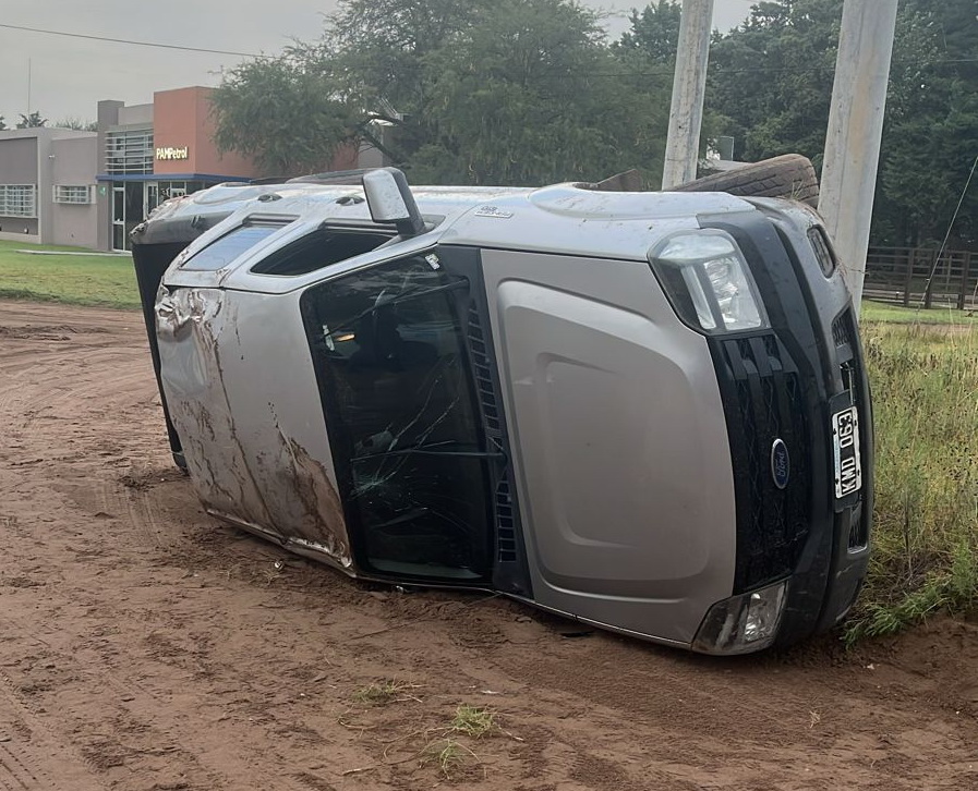 Conductor alcoholizado volcó en la Avenida Perón